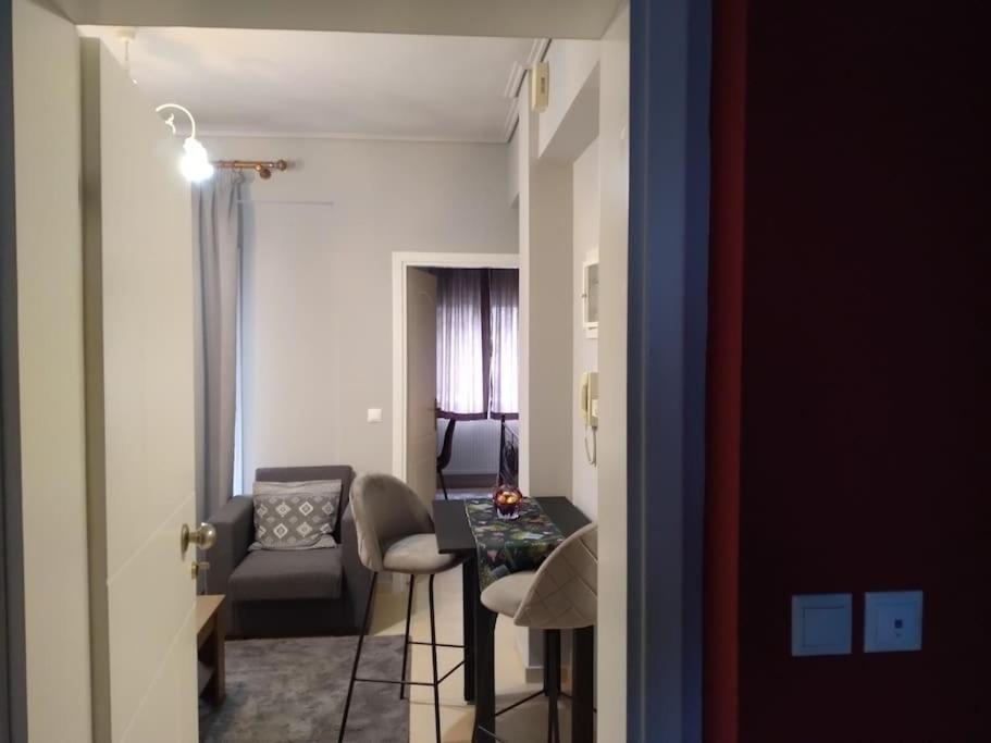 Χαίρε, Ξεΐνε, Παρ' Αμμι Φιλησεαι Apartamento Trikala  Exterior foto