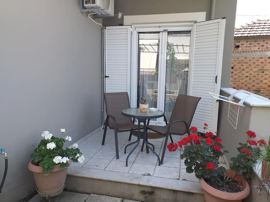 Χαίρε, Ξεΐνε, Παρ' Αμμι Φιλησεαι Apartamento Trikala  Exterior foto