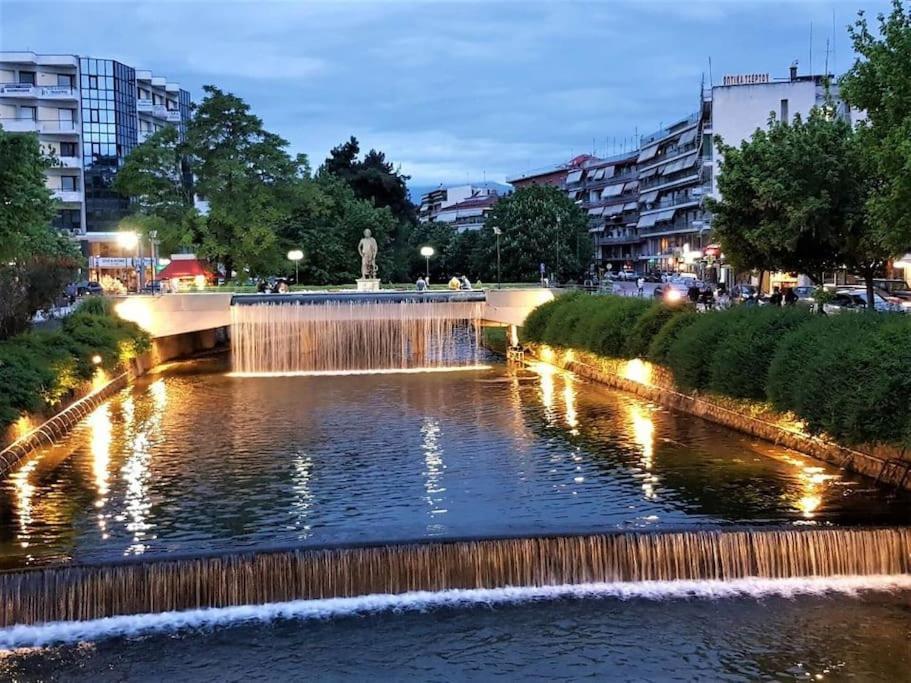 Χαίρε, Ξεΐνε, Παρ' Αμμι Φιλησεαι Apartamento Trikala  Exterior foto